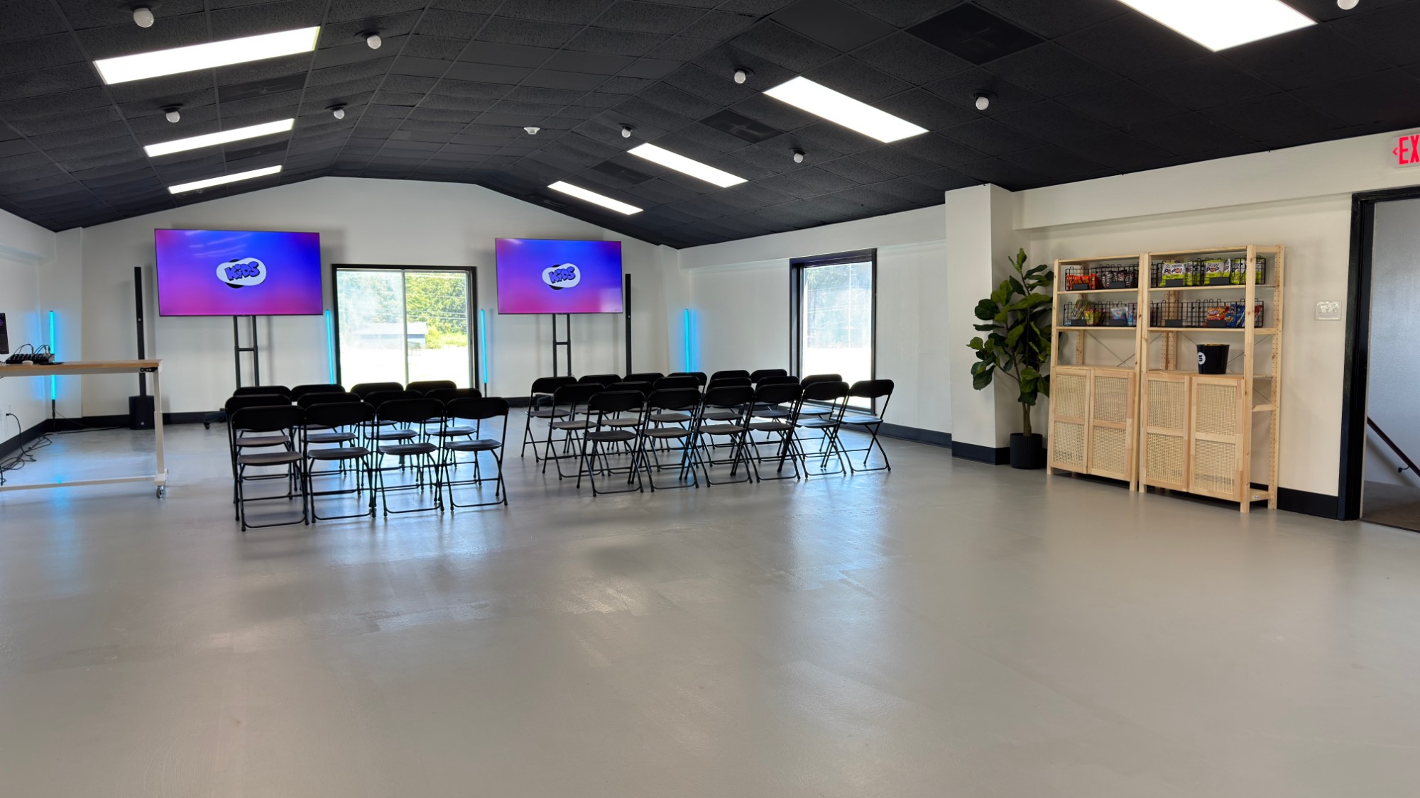 The renovated Loft with chairs, two screens and a snack shelf